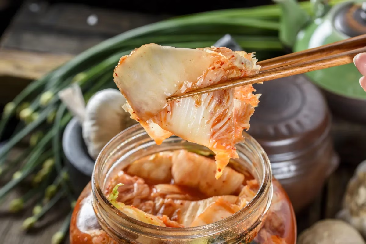 Plato de Kimchi fresco, una mezcla de especias y probióticos.